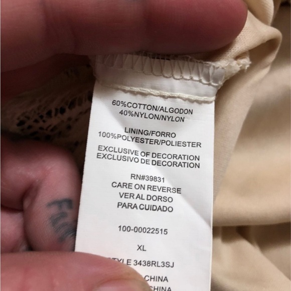 Takara lace button back tuxedo sleeveless blouse - Picture 4 of 5